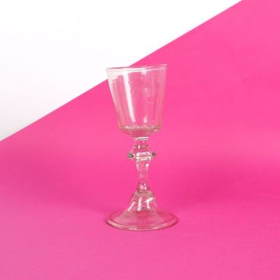 Verre à vin en verre, la coupe évasée et le pied de forme ba…