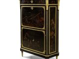 un meuble ancien peint en noir et or, avec un plateau en marbre