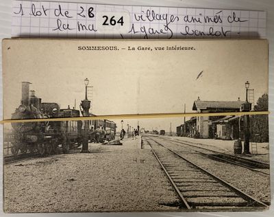une photo d'une carte postale représentant un train sur les rails
