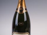 l'image d'une bouteille de champagne sur une surface blanche
