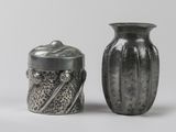 deux vases posés l'un à côté de l'autre sur une table