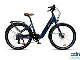 un gros plan d'un vélo électrique bleu sur fond blanc