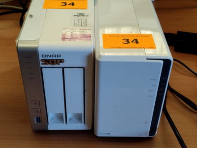 deux disques durs posés l'un sur l'autre sur une table