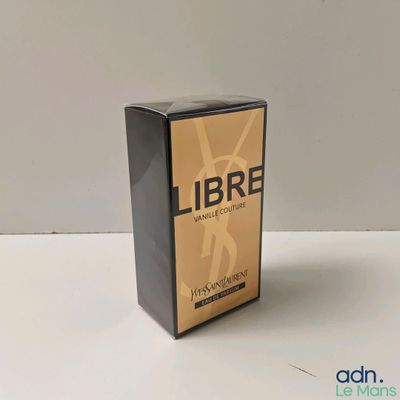 une photo d'un flacon de parfum « Libree » posé sur une table