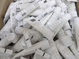 de nombreux tubes de dentifrice rangés dans une boîte en carton