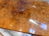 une table avec un plateau en marbre dans une pièce