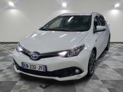 une photo d'une Toyota Corolla blanche garée dans un garage
