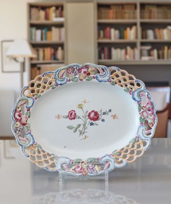 une assiette avec un motif floral sur une table