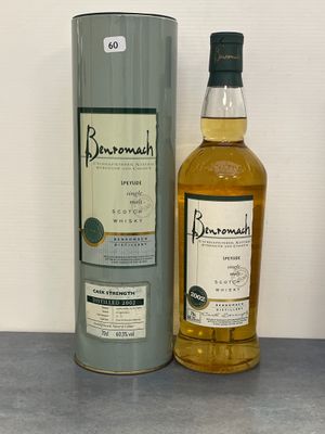 La bouteille de Benromach se trouve à côté d'un bidon de whisky