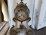 une horloge posée par terre dans la pièce
