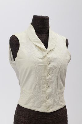 une photo d'une chemise blanche pour femme sur un mannequin