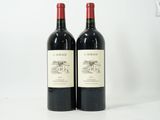 deux bouteilles de vin posées l'une à côté de l'autre sur une table