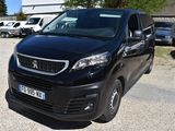 une petite camionnette noire garée sur un parking