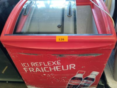 une boîte rouge sur laquelle est accrochée une étiquette indiquant « refflexe fraicheur »