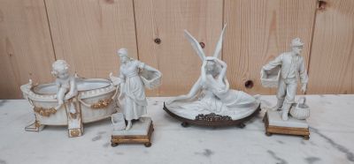 quatre figurines posées sur une table