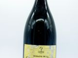 une bouteille de vin posée sur une table