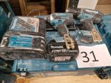 deux perceuses-visseuses sans fil posées sur un coffre à outils bleu