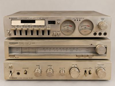 an image of two old stereo equipment sitting on top of each other