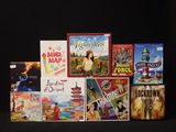 un grand nombre de livres posés sur une table