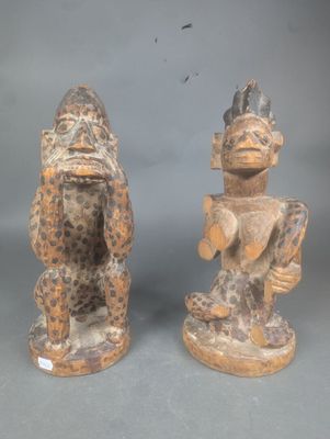 paire de personnages en bois sculpté représentant un homme et une femme