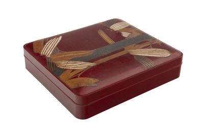 une boîte rouge avec un motif sur le couvercle