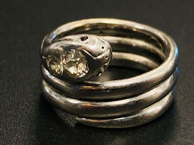 une bague en argent ornée d'un serpent