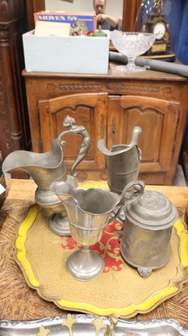 Lot comprenant 3 aiguières casque en étain et chope couverte