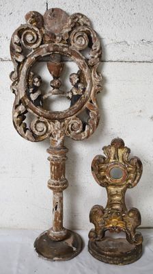 une horloge posée sur un socle à côté d'un miroir