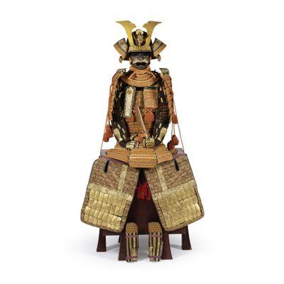 statue d'un samouraï en armure complète sur fond blanc