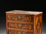 une image d'une commode avec un plateau en marbre