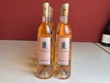 deux bouteilles de vin posées l'une à côté de l'autre sur un comptoir
