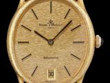 un gros plan d'une montre-bracelet plaquée or avec un bracelet en cuir noir