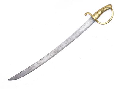 un gros plan d'une épée à la poignée dorée sur fond blanc