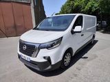 la camionnette blanche est garée dans un parking près d'un bâtiment