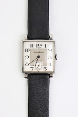 gros plan d'une montre sur une surface blanche