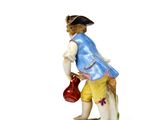une figurine représentant un garçon avec un arrosoir