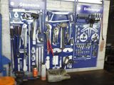 de nombreux outils accrochés au mur du garage