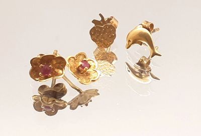 2 paires de clous d'oreilles en or 18 carats.