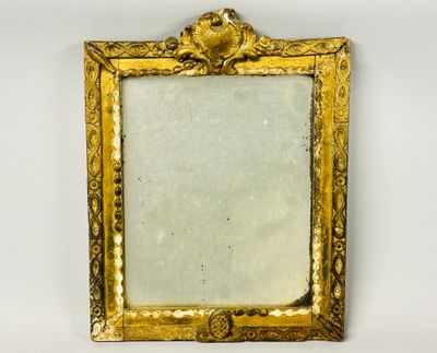 Miroir quadrangulaire à fronton en bois stuqué et doré à déc…