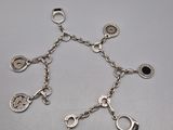 un gros plan d'un bracelet en argent orné de breloques
