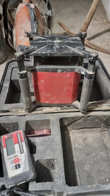 Laser de chantier NESTLE PULSAR H dans son coffret.