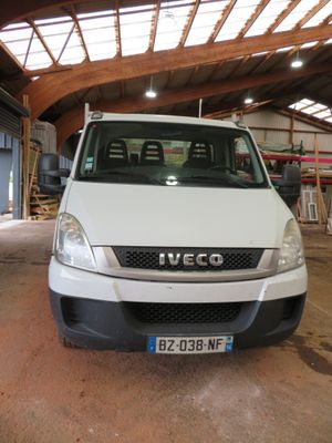 une camionnette blanche garée à l'intérieur d'un bâtiment