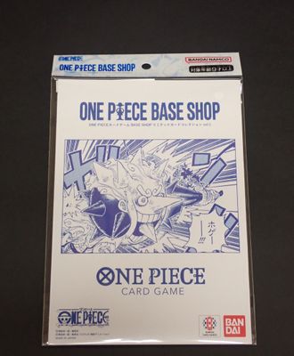 un gros plan sur un jeu de cartes représentant la boutique « One Piece Base »