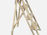 un petit tabouret en bois surmonté d'une échelle