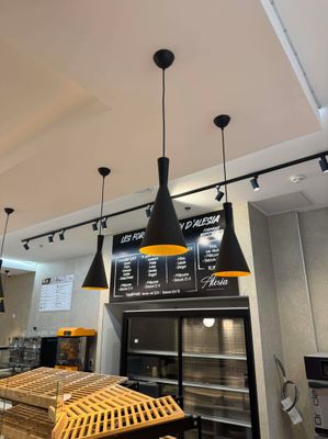une photo d'un restaurant avec un comptoir et un plan de travail