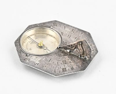 une montre de poche en argent sur laquelle figure une horloge