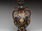 une image représentant un vase orné d'un visage