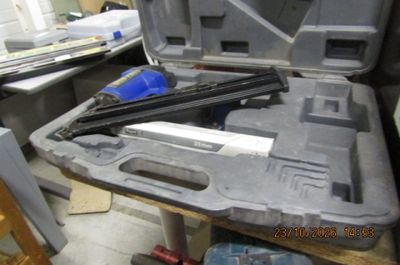 une image représentant une boîte à outils contenant une agrafeuse et une agrafeuse