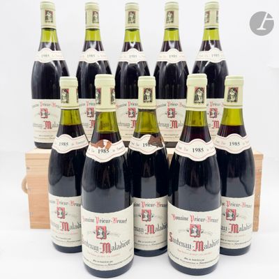 six bouteilles de vin sont alignées dans une caisse en bois