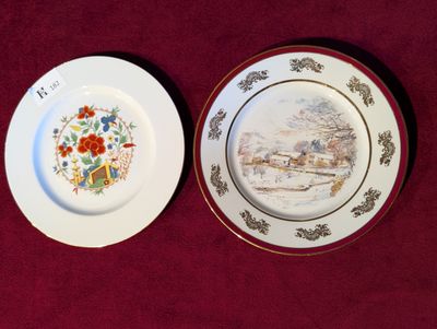 deux assiettes posées sur une nappe rouge